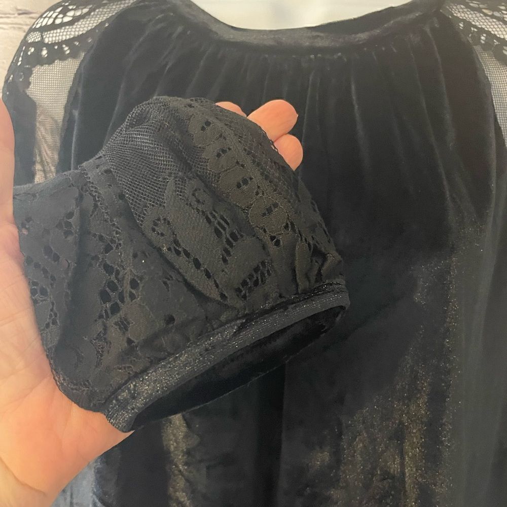 Gorgeous black velvet and lace top NWT size L - Picture 7 of 10